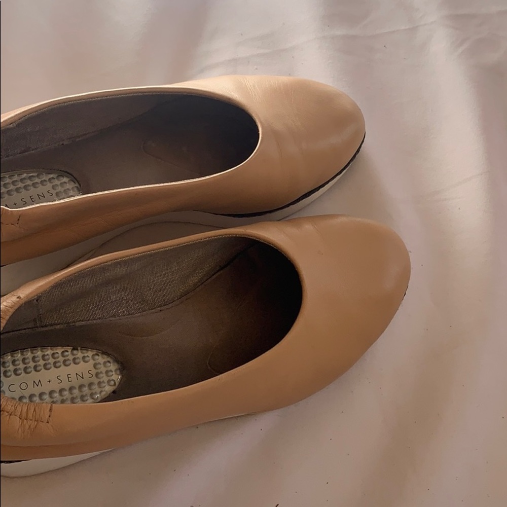 Com + sense beige flats